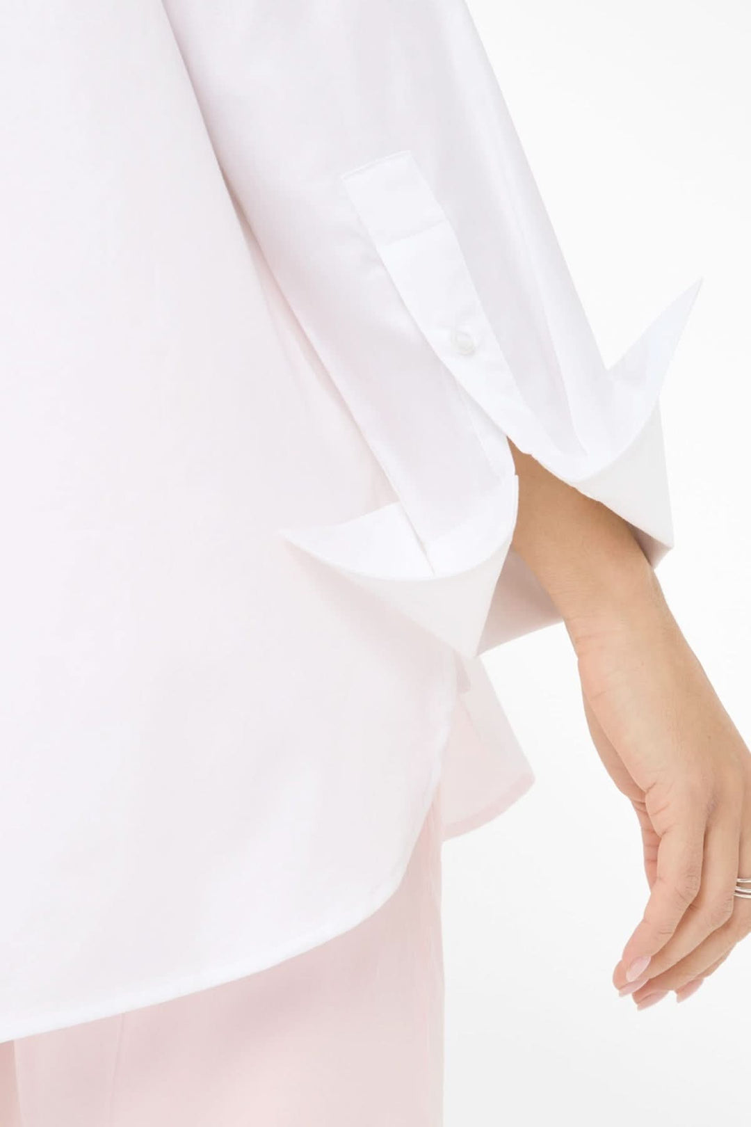 Détail du chemisier Viki, mettant en avant les manches élégantes et la coupe oversize tendance.