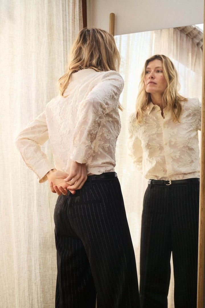 Chemise Vilya à relief floral ton sur ton