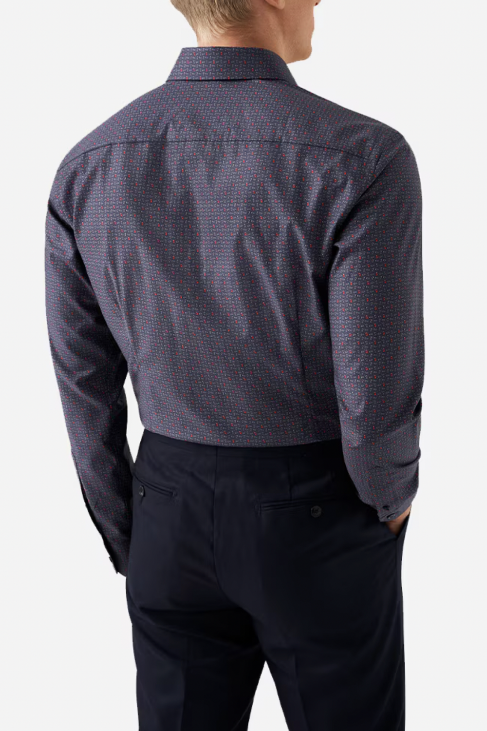 Vue arrière d'une chemise ajustée Eton avec motif cachemire subtil, portée avec un pantalon décontracté.
