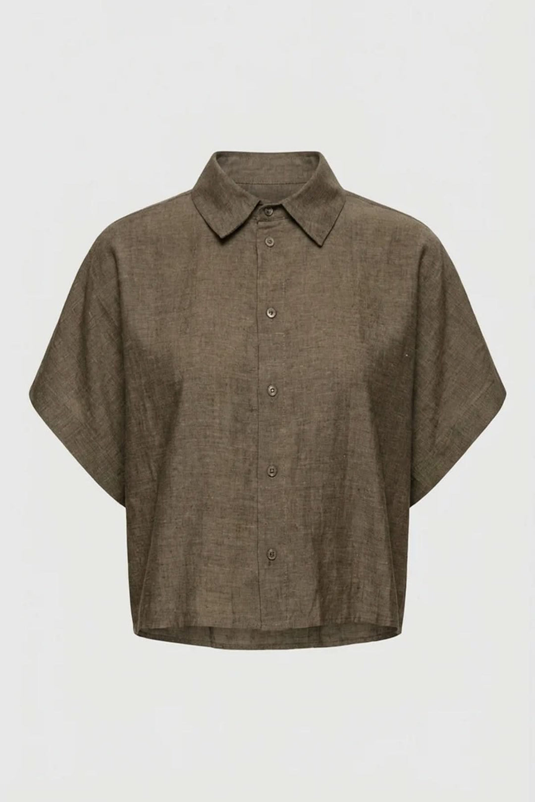 Chemise ample en lin à manches courtes, coupe ample avec col classique et manches larges, matière naturelle marron, vue de face.
