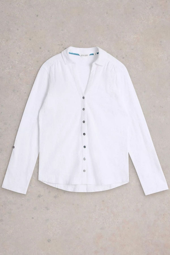 Chemise blanche en coton avec encolure en V et boutons, idéale pour un look élégant et décontracté.