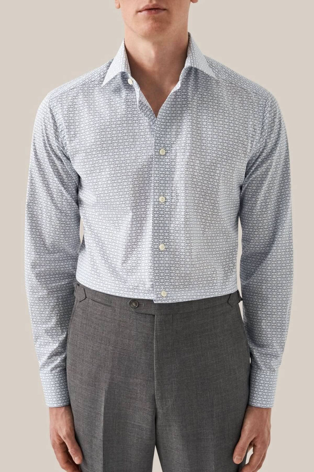 Chemise à imprimé médaillon élégante pour homme, avec fond blanc lumineux, alliant style et confort.