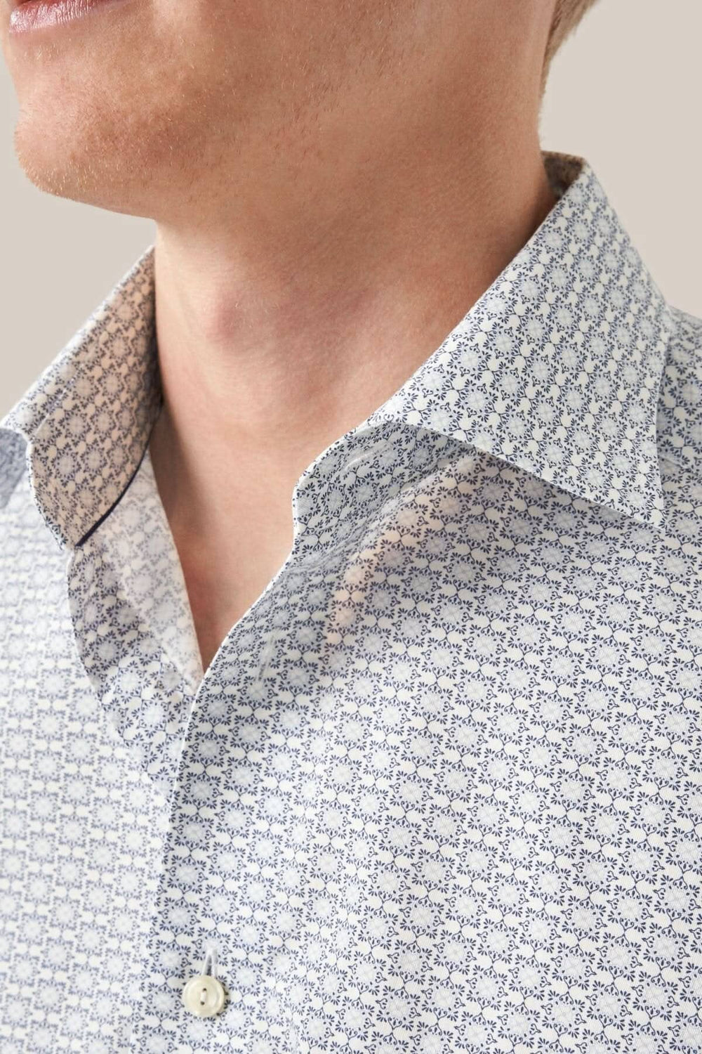 Chemise homme Eton avec imprimé médaillon élégant sur fond blanc, vue rapprochée du col.