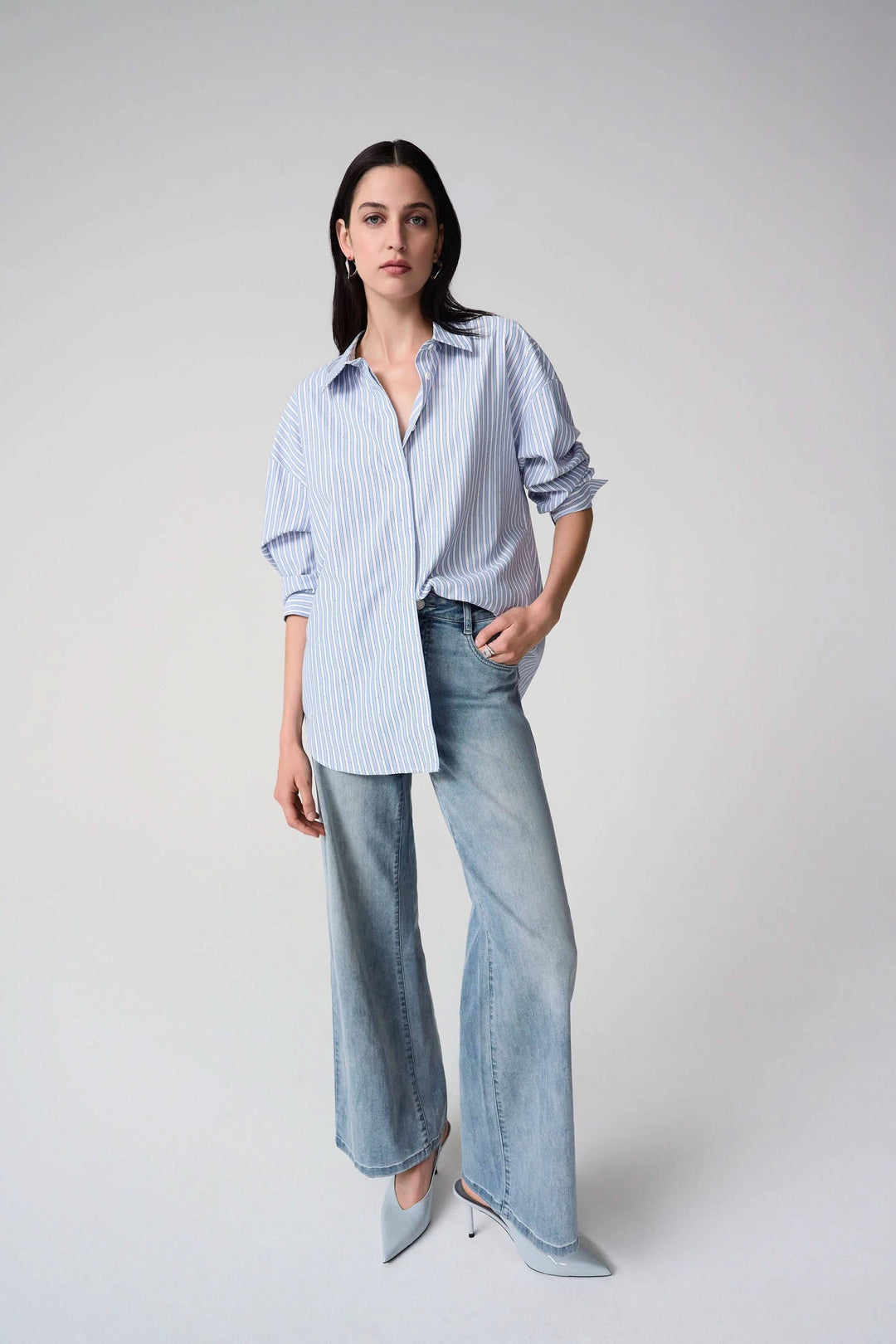 Chemise avec paillettes à rayures verticales portée avec jeans, style moderne et confortable