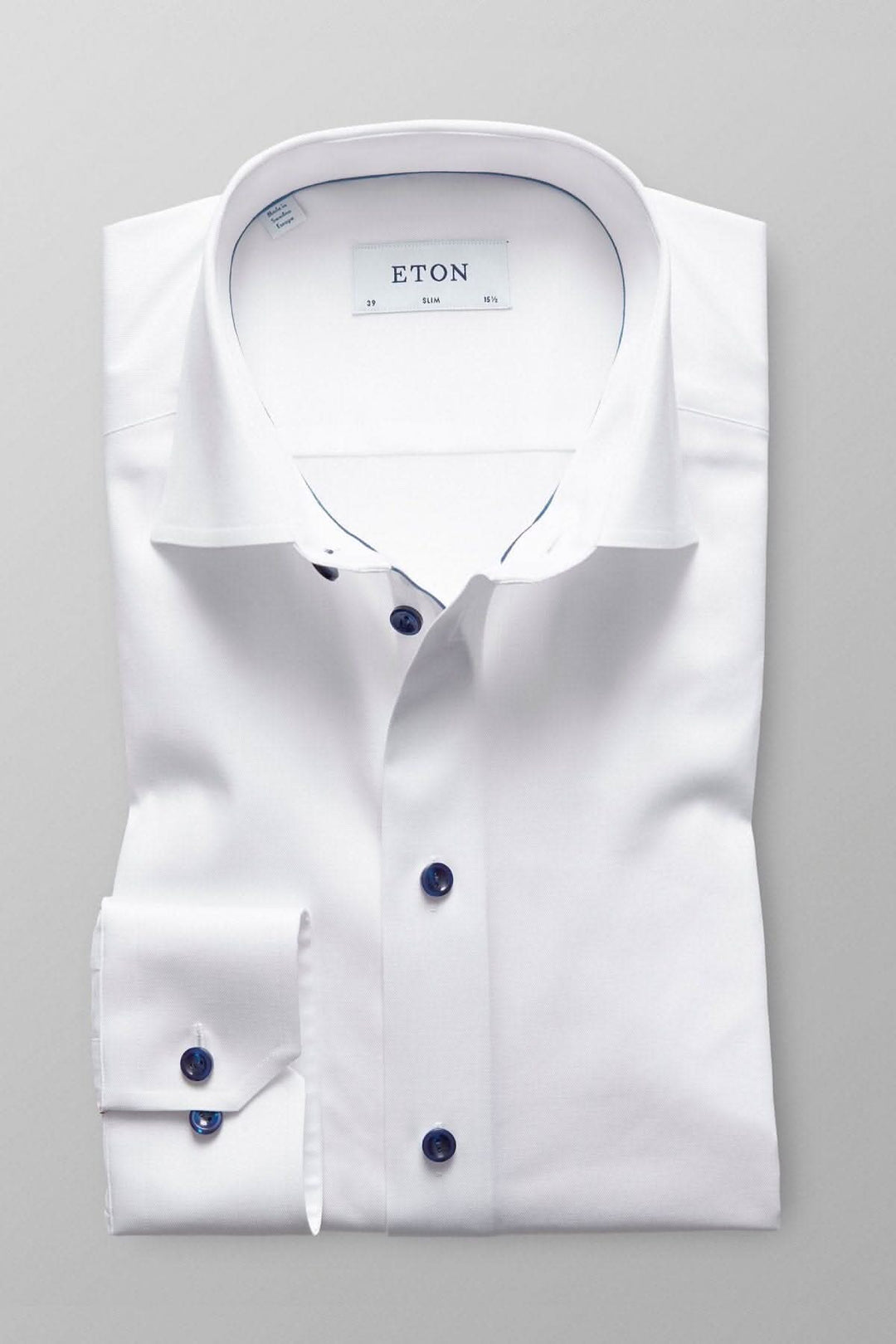 Chemise blanche ETON avec boutons marines, infroissable et élégante pour un look professionnel.