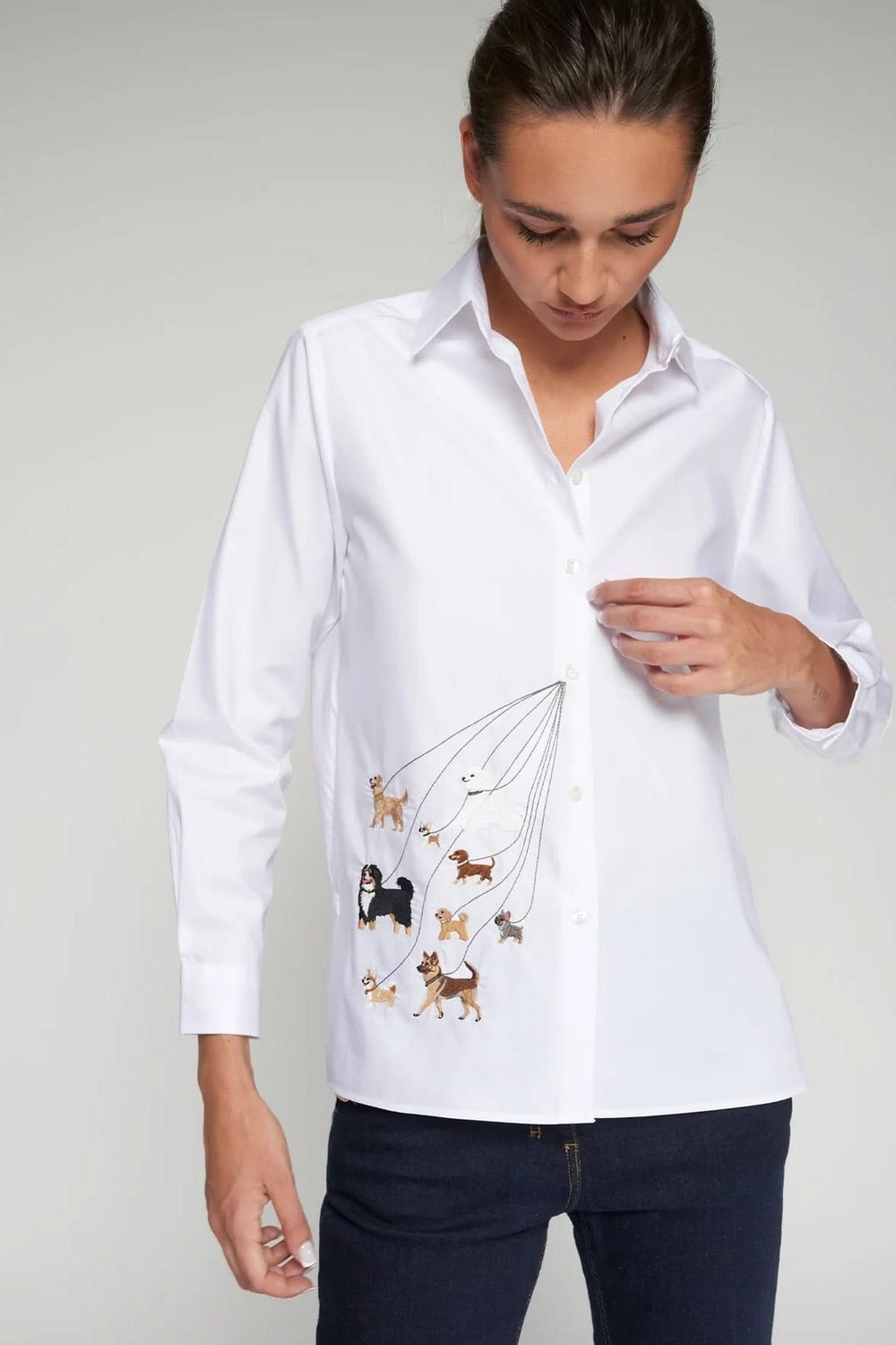 Chemise brodée de chiens avec broderie ludique, col structuré, élégante, manches longues, coupe droite. Parfaite pour un style distinctif.