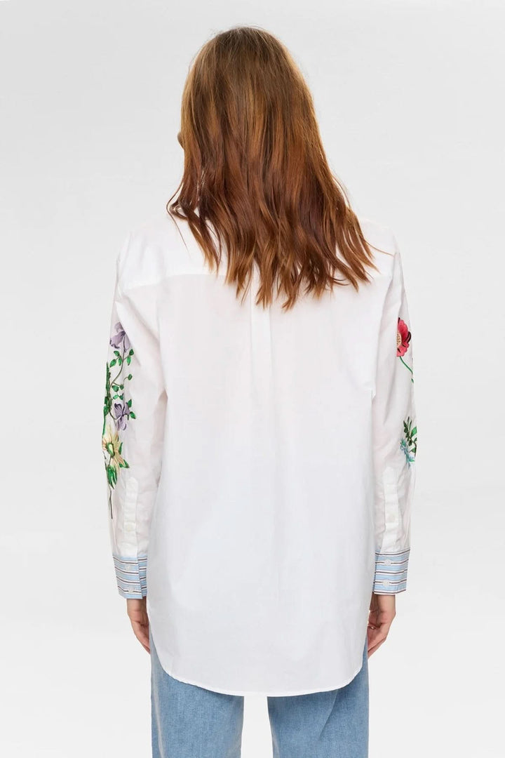 Chemise brodée à manches longues avec broderies florales sur les manches, vue de dos, confort élégant pour un style raffiné au quotidien.
