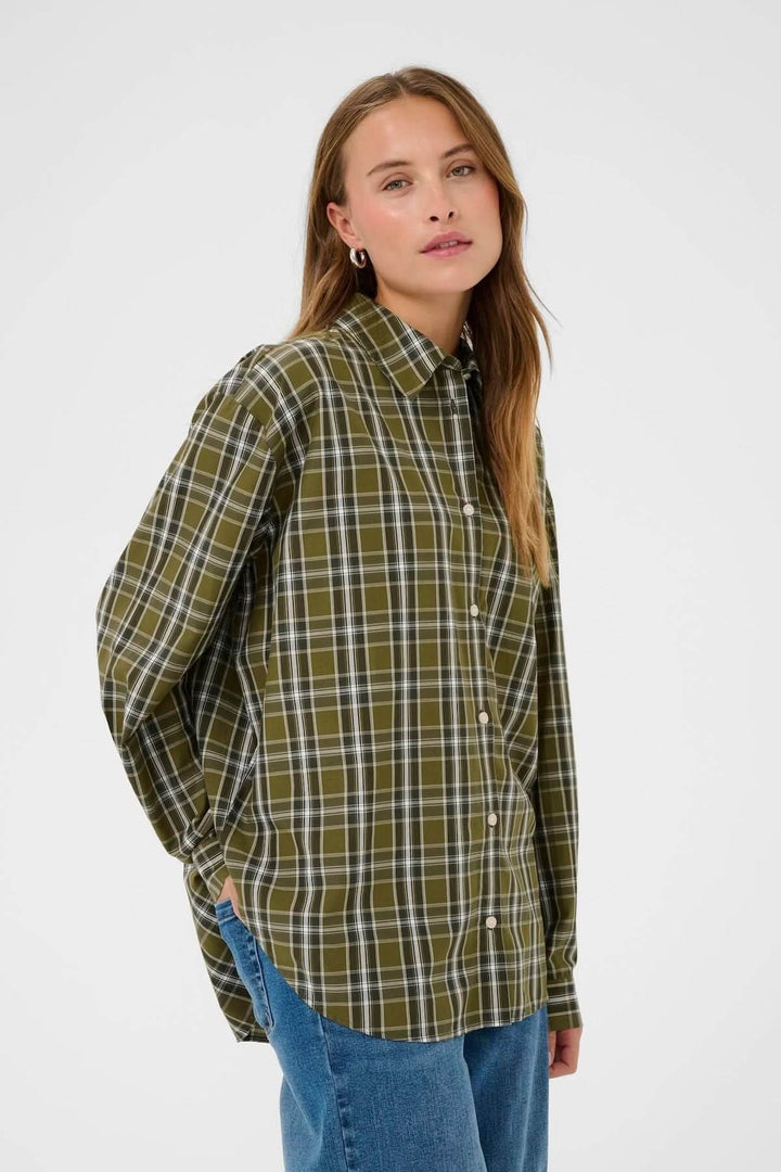 Chemise à carreaux décontractée et intemporelle, coupe droite, idéale pour un look casual chic. Polyvalente en superposition.