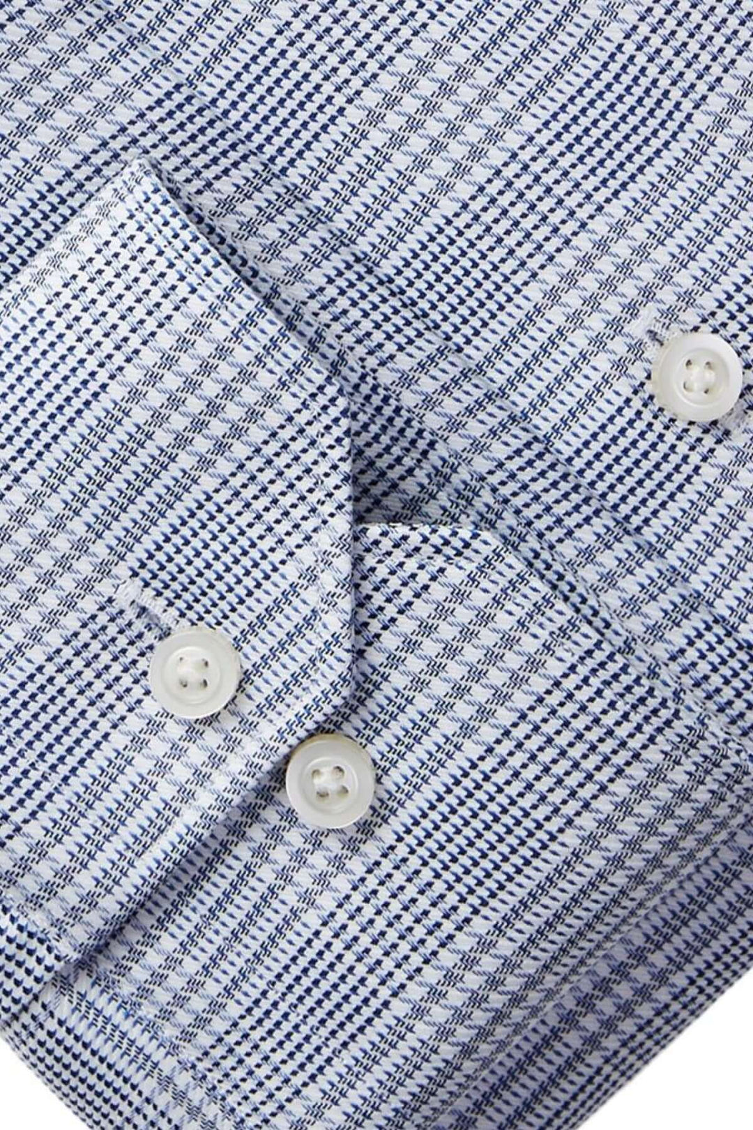 Zoom sur les manches et les boutons d'une chemise à carreaux Prince-de-Galles élégante en twill.