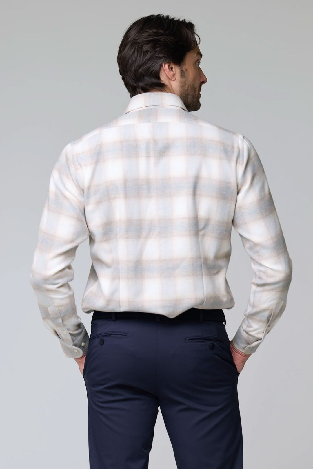 Homme portant une chemise à carreaux doux en flanelle, vue de dos, style décontracté et élégant, tissu flanelle brossée, col classique.
