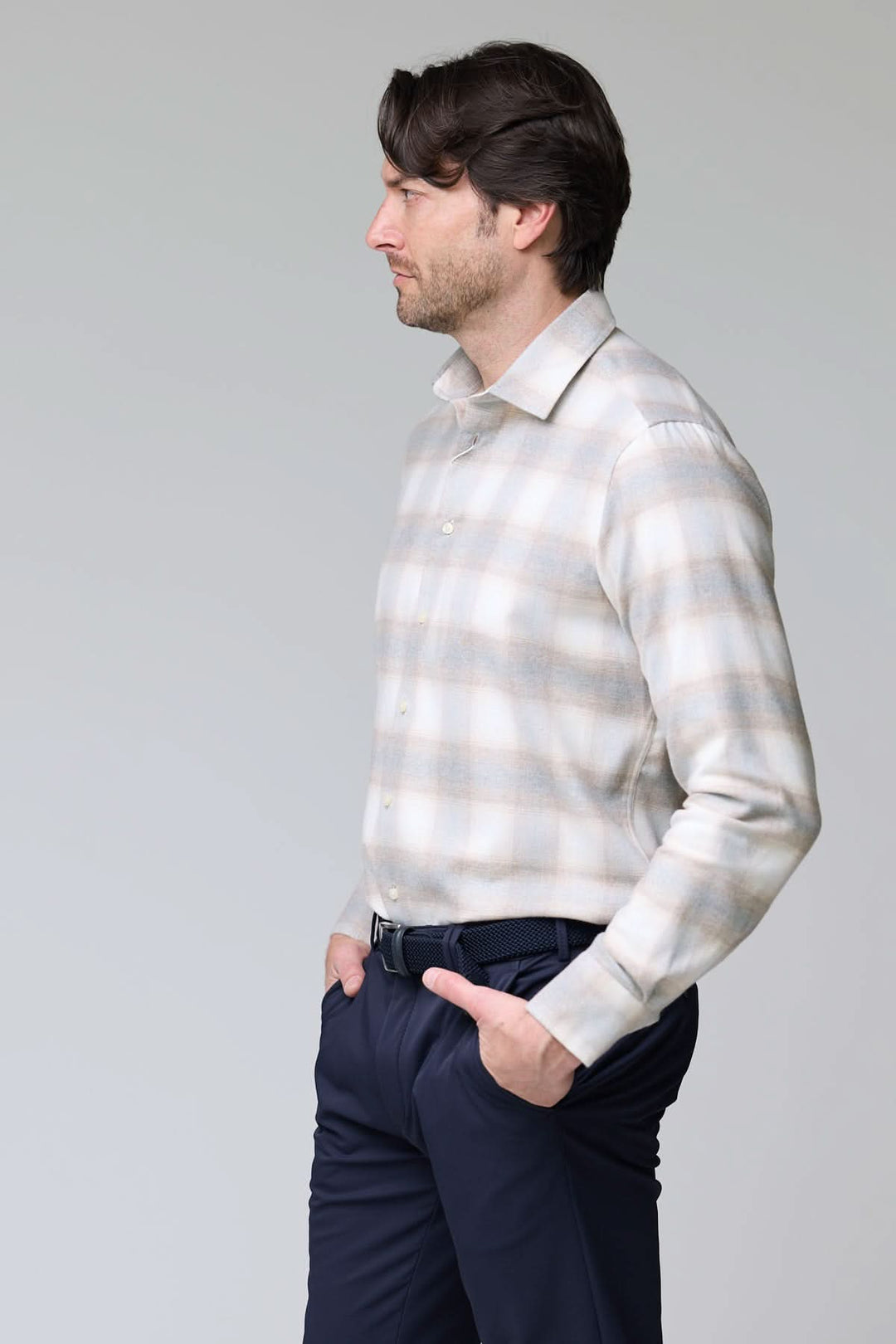 Homme portant une chemise à carreaux doux en flanelle, texture brossée pour un style décontracté et confortable, poignets et col visibles.