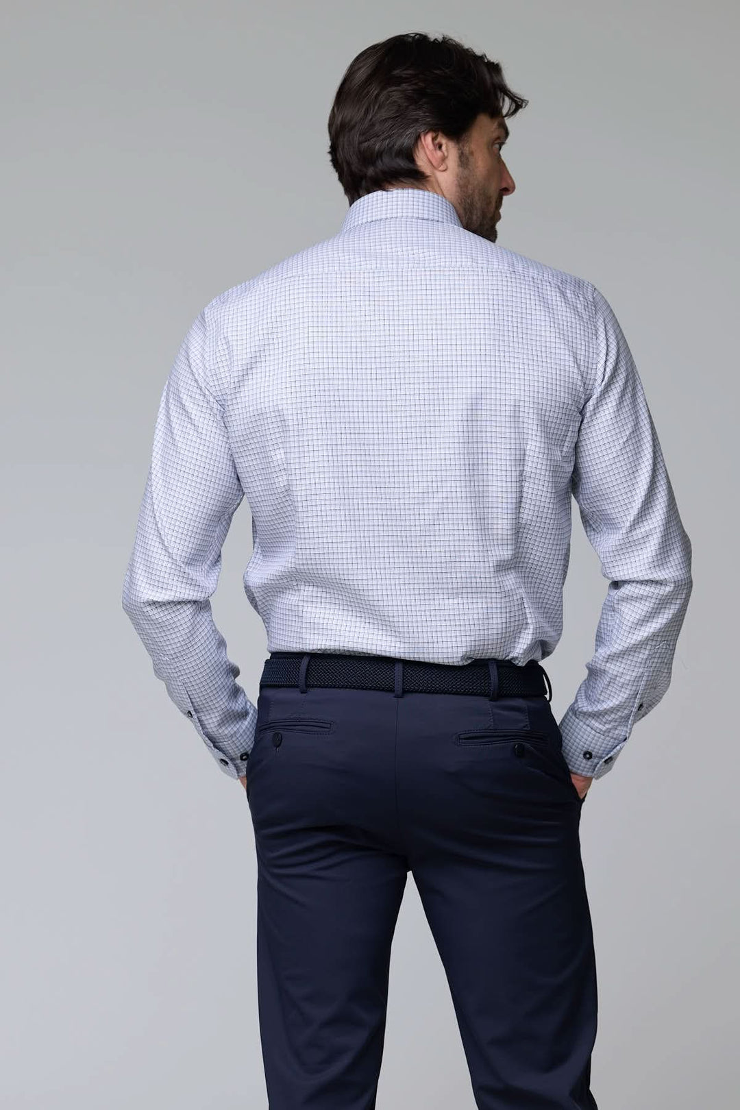 Chemise à carreaux fins portée avec un pantalon bleu marine, vue de dos pour un look professionnel et décontracté.