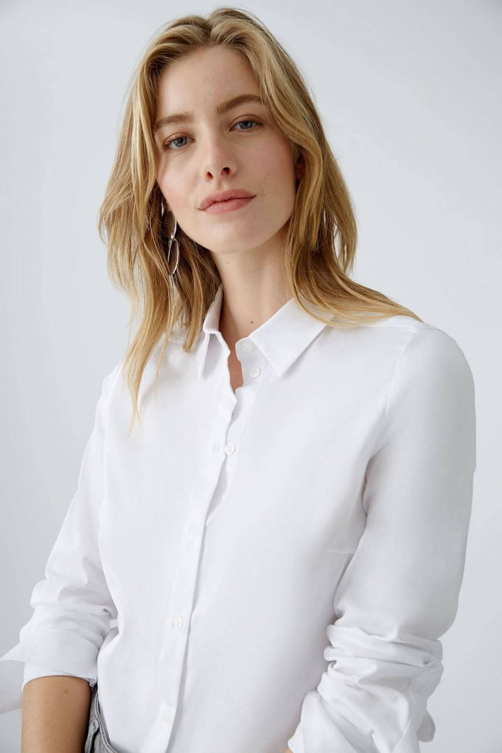 Chemise classique ajustée blanche, manches longues, style intemporel et confortable, idéale pour toutes occasions.