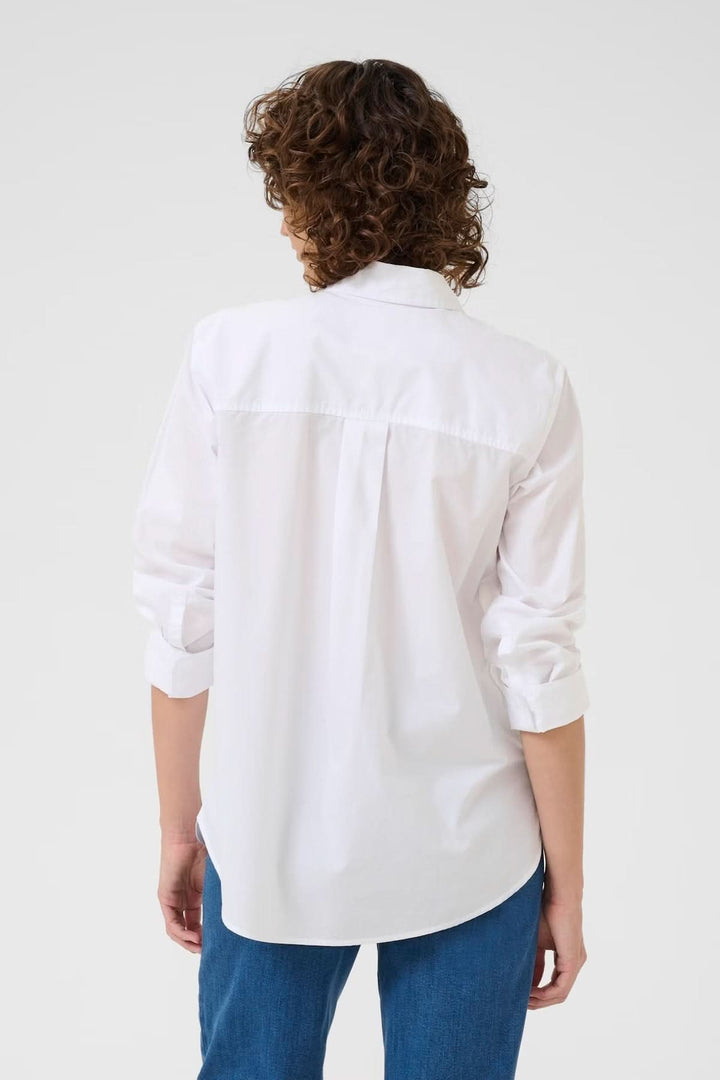 Vue arrière d'une chemise classique blanche avec plis nervurés, coupe droite et col chemise. Une pièce polyvalente et élégante.
