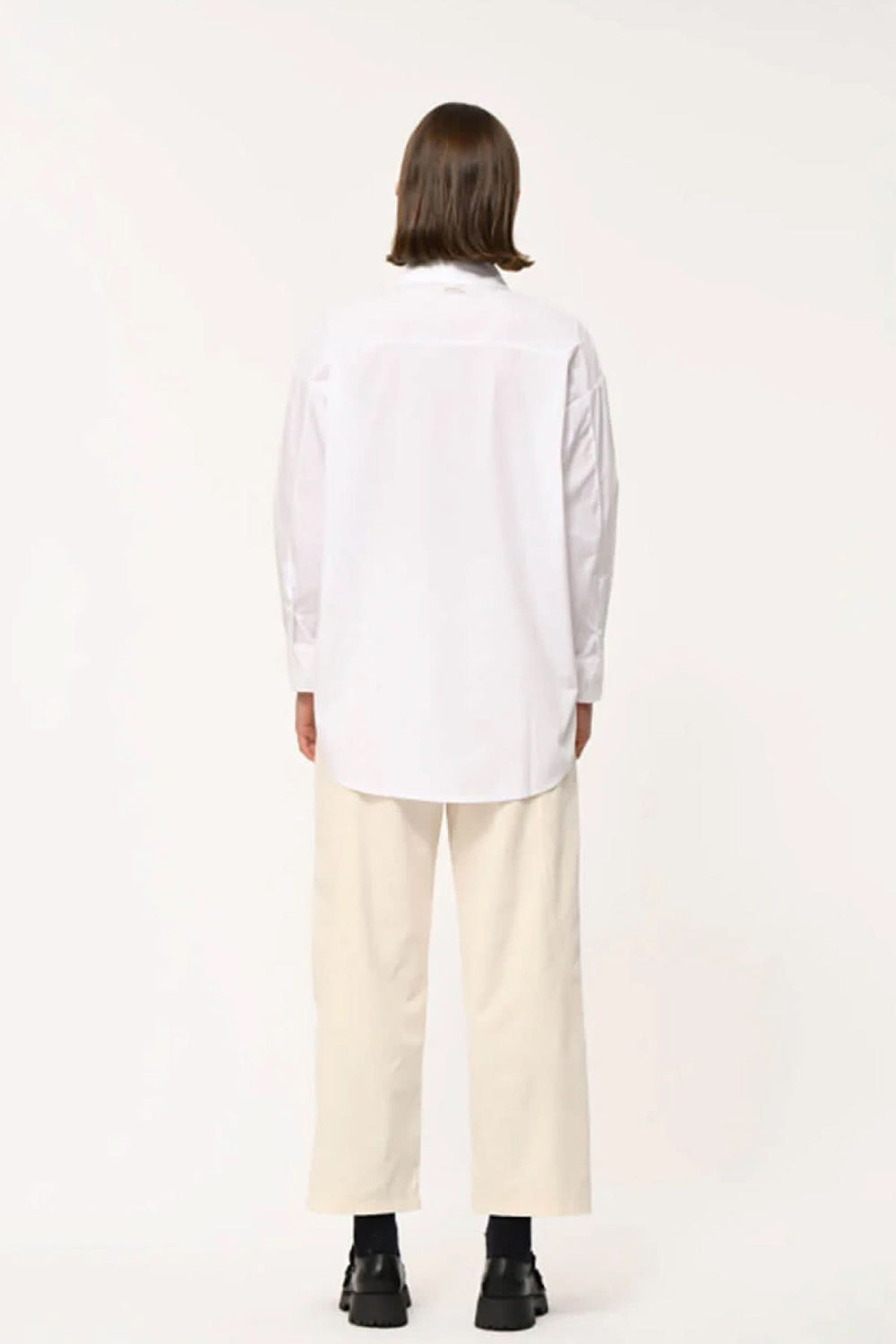 Vue arrière d'une chemise classique à coupe droite pour un look moderne et décontracté. Manches longues, col pointu, tenue confortable.