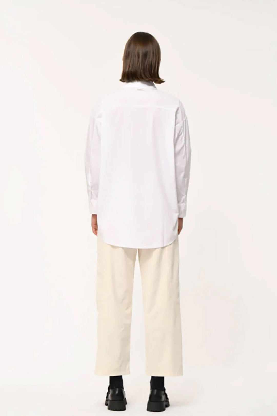 Vue arrière d'une chemise classique à coupe droite pour un look moderne et décontracté. Manches longues, col pointu, tenue confortable.