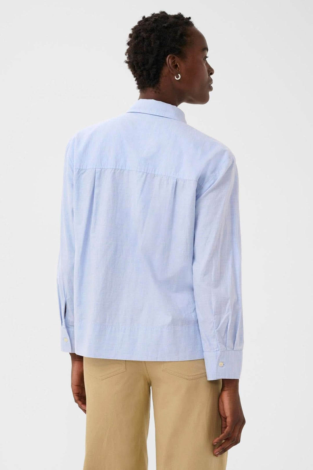 Chemise classique en popeline Nenee cachant les détails avant et arrière, offrant un look décontracté et structuré pour le bureau.