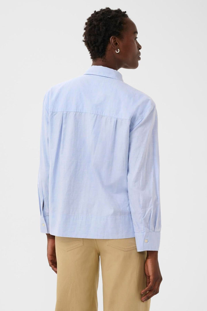 Chemise classique en popeline Nenee cachant les détails avant et arrière, offrant un look décontracté et structuré pour le bureau.