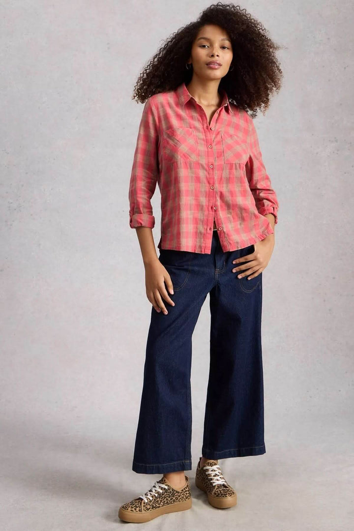 Femme portant une Chemise à col à carreaux Sophie avec coupe décontractée et motif à carreaux, style moderne et élégant.