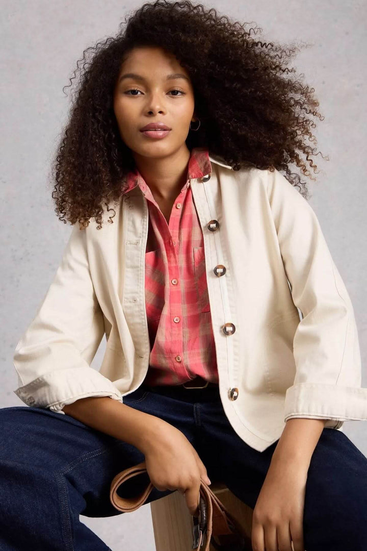 Femme portant une Chemise à col à carreaux Sophie avec veste beige, look décontracté et élégant.