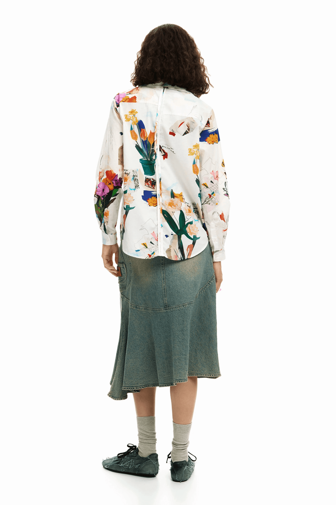 Chemise collage fleurs vue de dos sur mannequin, avec imprimé artistique coloré et design fluide élégant, manches longues et coupe droite.