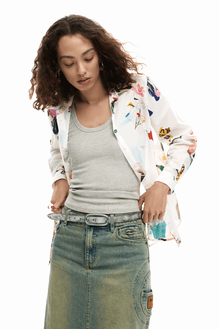 Modèle portant une chemise collage fleurs élégante et fluide, style moderne et décontracté, manches longues, parfaite pour le quotidien.