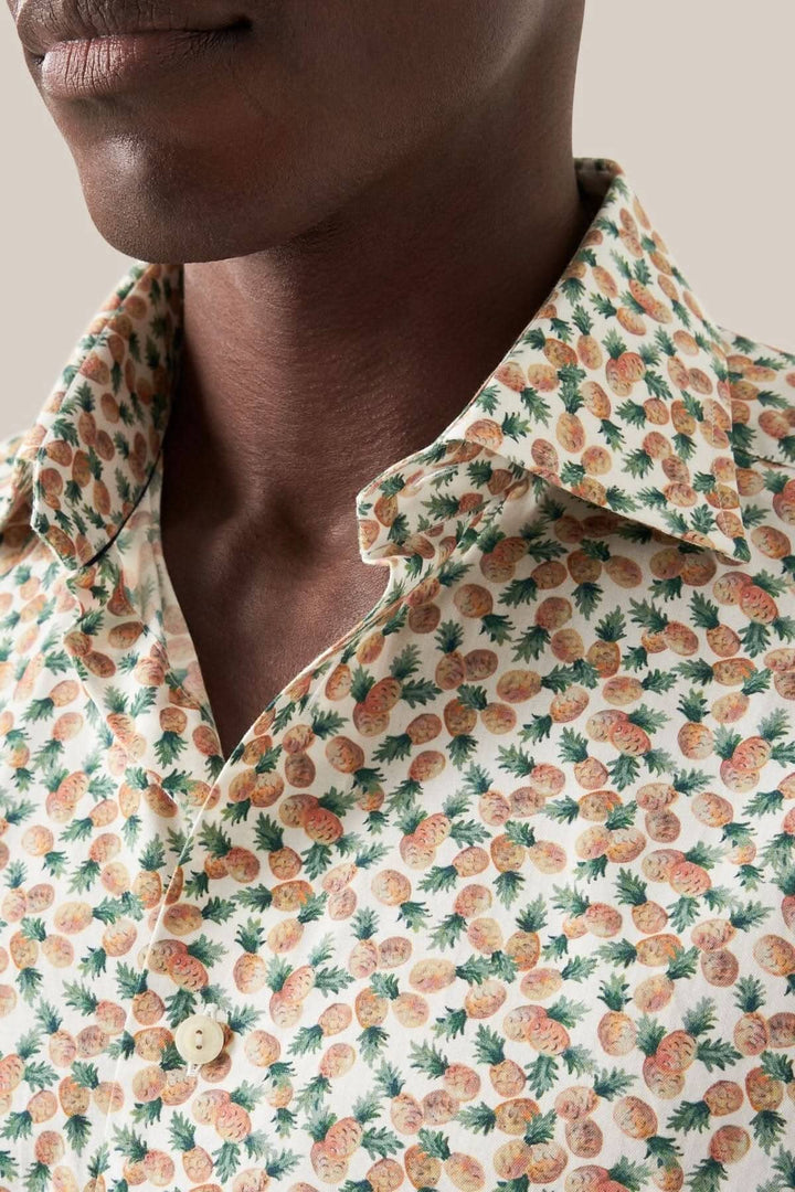Chemise en coton et TENCEL™ avec motif ananas coloré et col cutaway, idéale pour une allure élégante.