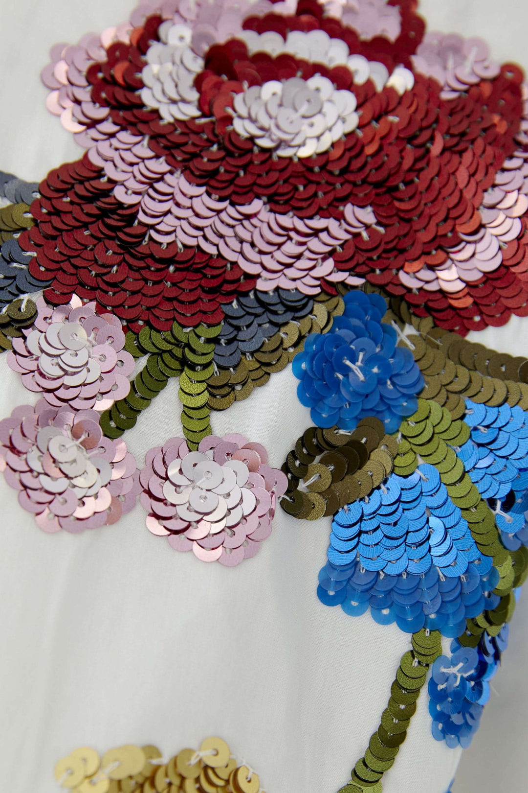 Broderies florales sur chemise coupe moderne avec sequins colorés.