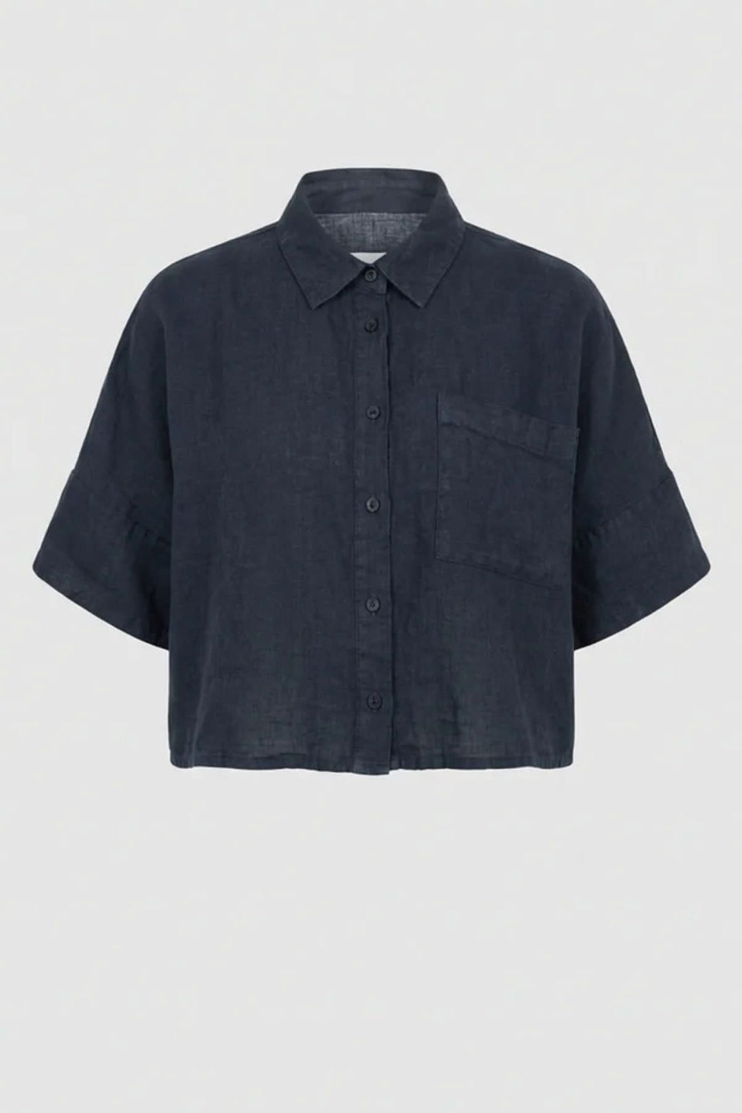 Chemise courte en lin à coupe ample avec col classique et poche plaquée, idéale pour un look moderne et confortable.