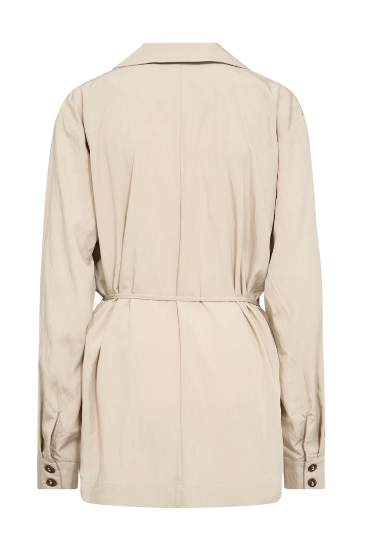 Blazer fluide beige à coupe décontractée avec ceinture ajustable et col à revers vu de dos.