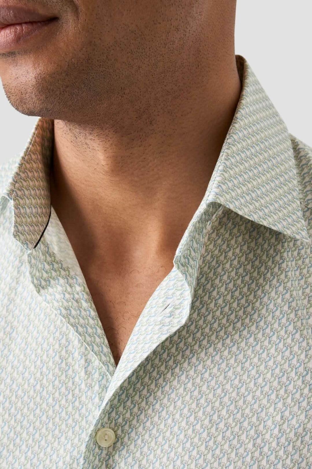 Chemise en coton à motif perroquet avec col élégant, en tons de vert et bleu, parfaite pour un look raffiné.