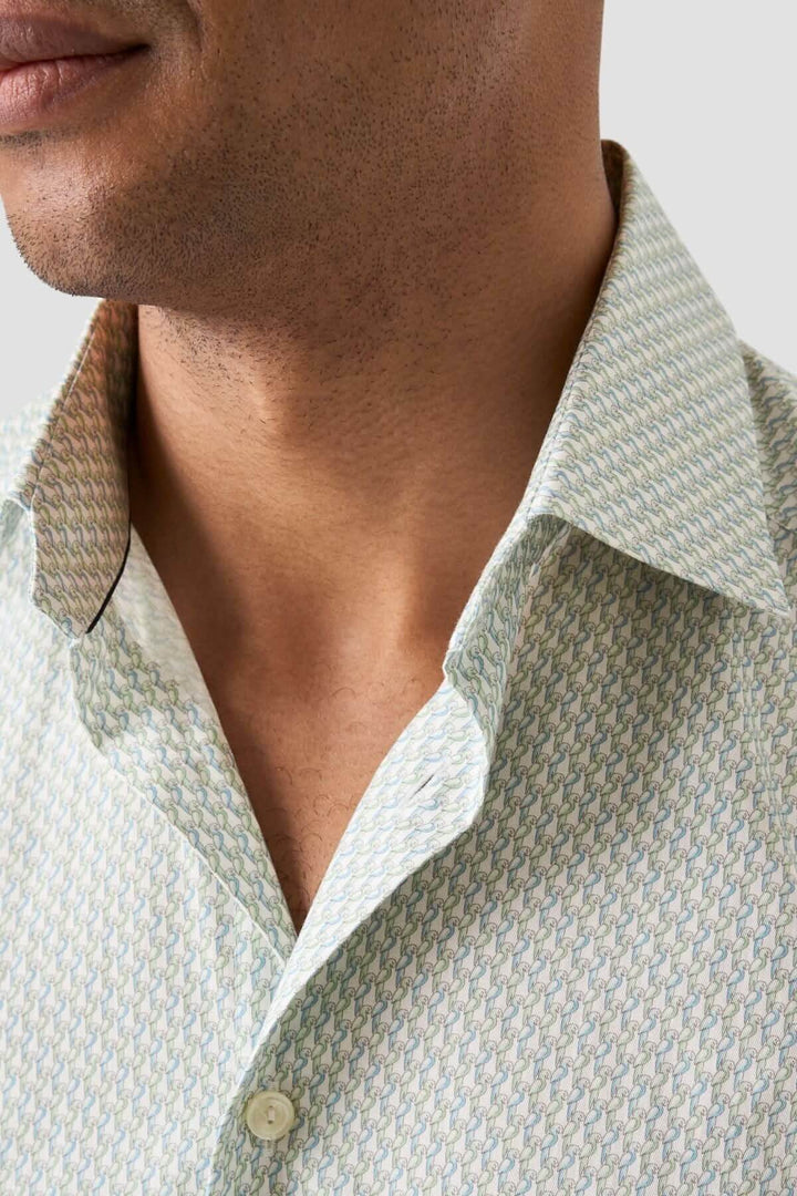 Chemise en coton à motif perroquet avec col élégant, en tons de vert et bleu, parfaite pour un look raffiné.