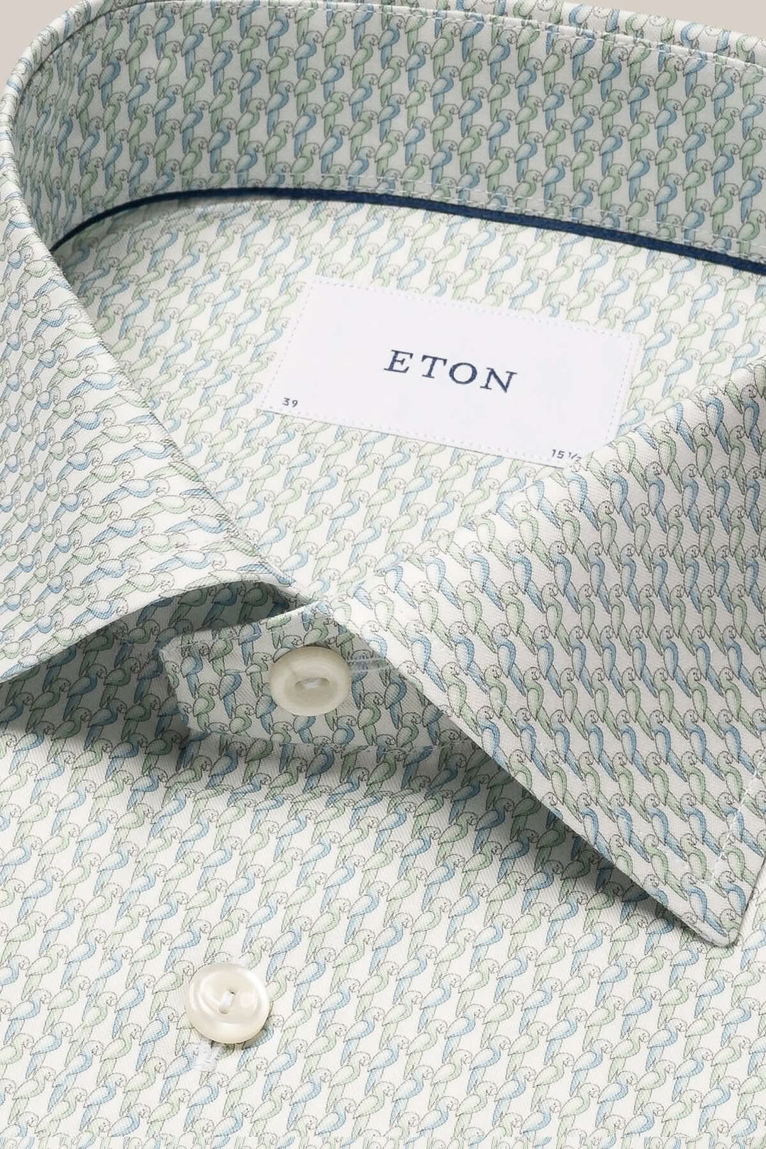 Chemise en coton avec imprimé perroquet, bleue et verte, élégante pour un style professionnel ou des occasions spéciales.