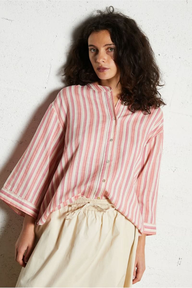 Chemise design épuré à rayures roses, coupe fluide, idéale pour un look moderne et confortable, manches longues, fermeture boutonnée.