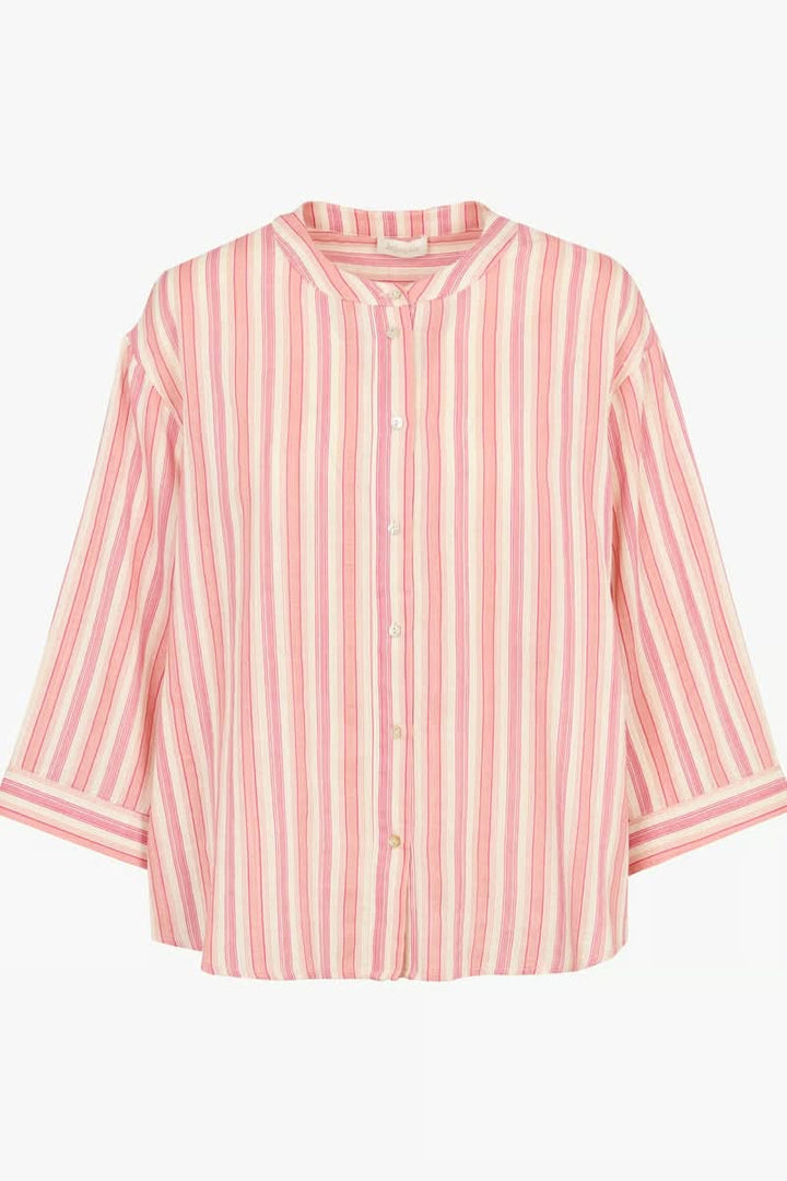 Chemise design épuré à rayures roses et blanches, coupe droite légèrement fluide, idéale pour une tenue élégante et moderne.