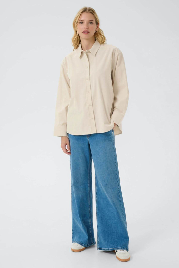 Femme portant la chemise en corduroy fin Savannas avec un jeans, offrant une allure décontractée et élégante.