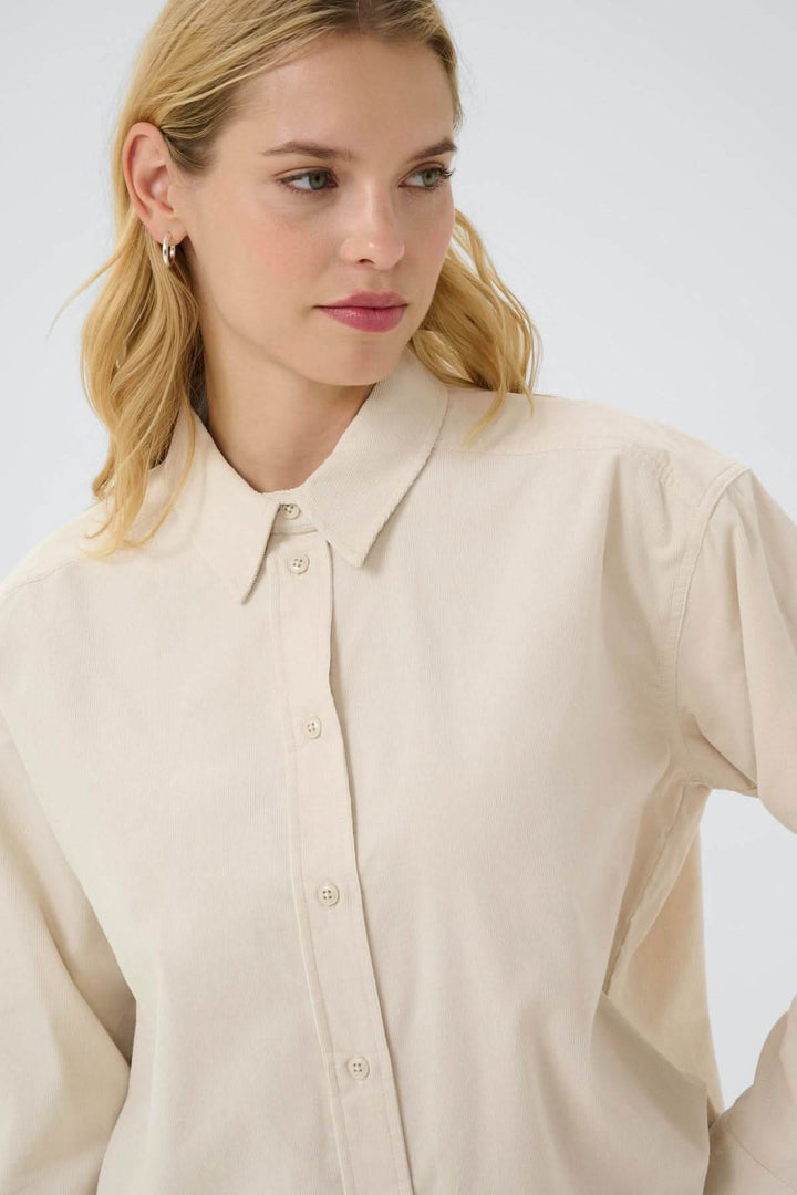 Femme portant la chemise en corduroy fin Savannas, élégante et confortable, col classique, idéale pour un style polyvalent.