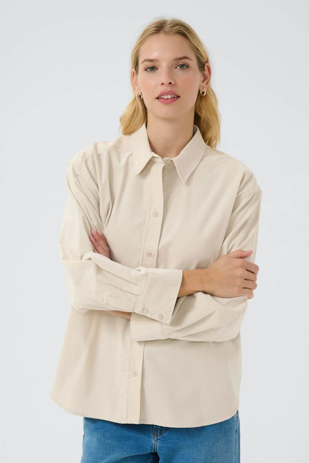 Femme portant la chemise en corduroy fin Savannas, élégante et confortable, style décontracté avec un col classique, sur fond neutre.