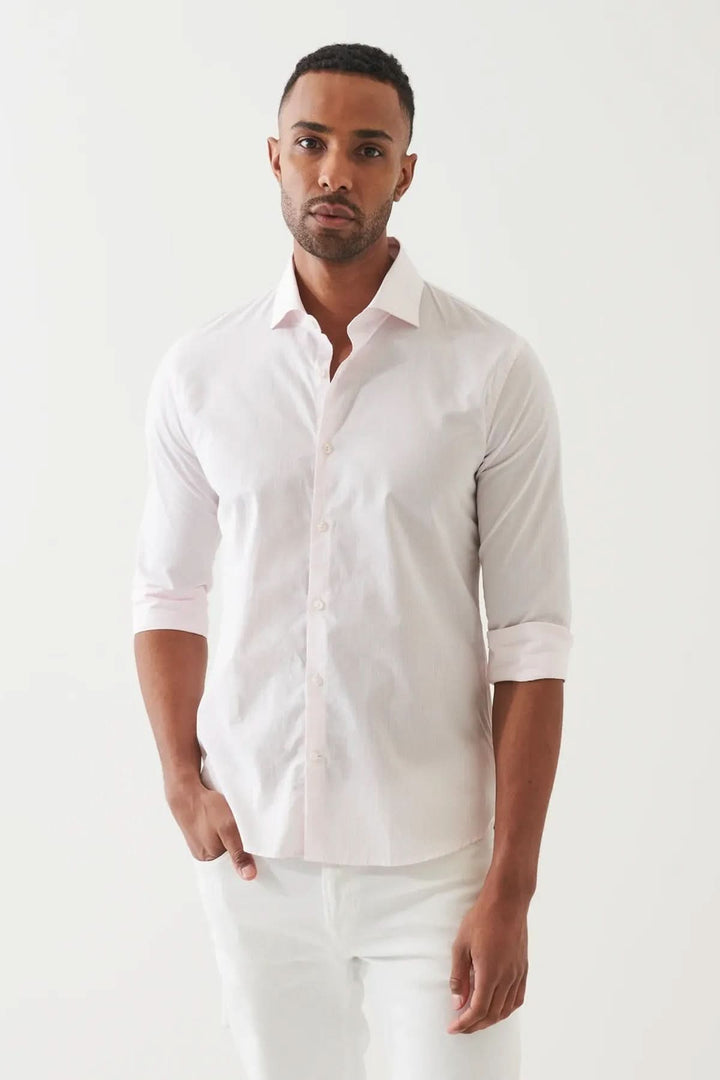Chemise en coton à fines rayures, élégante et confortable pour un look moderne et décontracté.