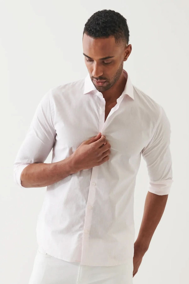 Chemise en coton à fines rayures, coupe régulière, élégante et confortable, idéale pour le bureau ou les sorties décontractées.