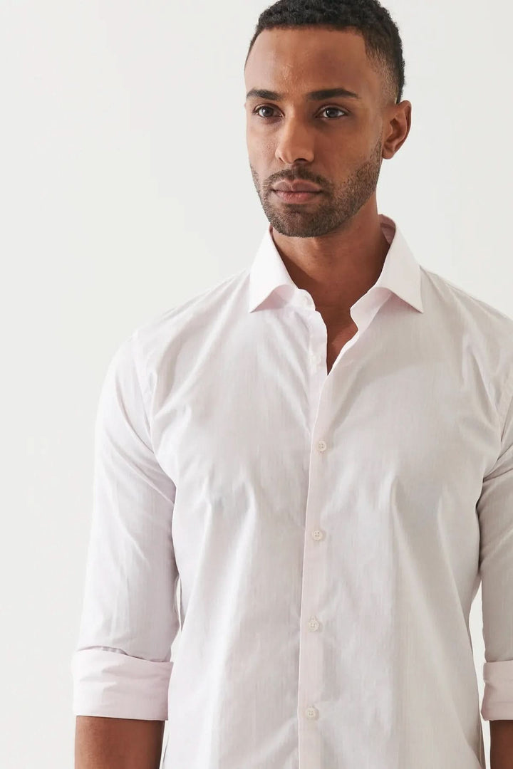 Chemise en coton à fines rayures pour homme, style moderne et élégant, tissu doux et respirant, parfaite pour toutes les occasions.
