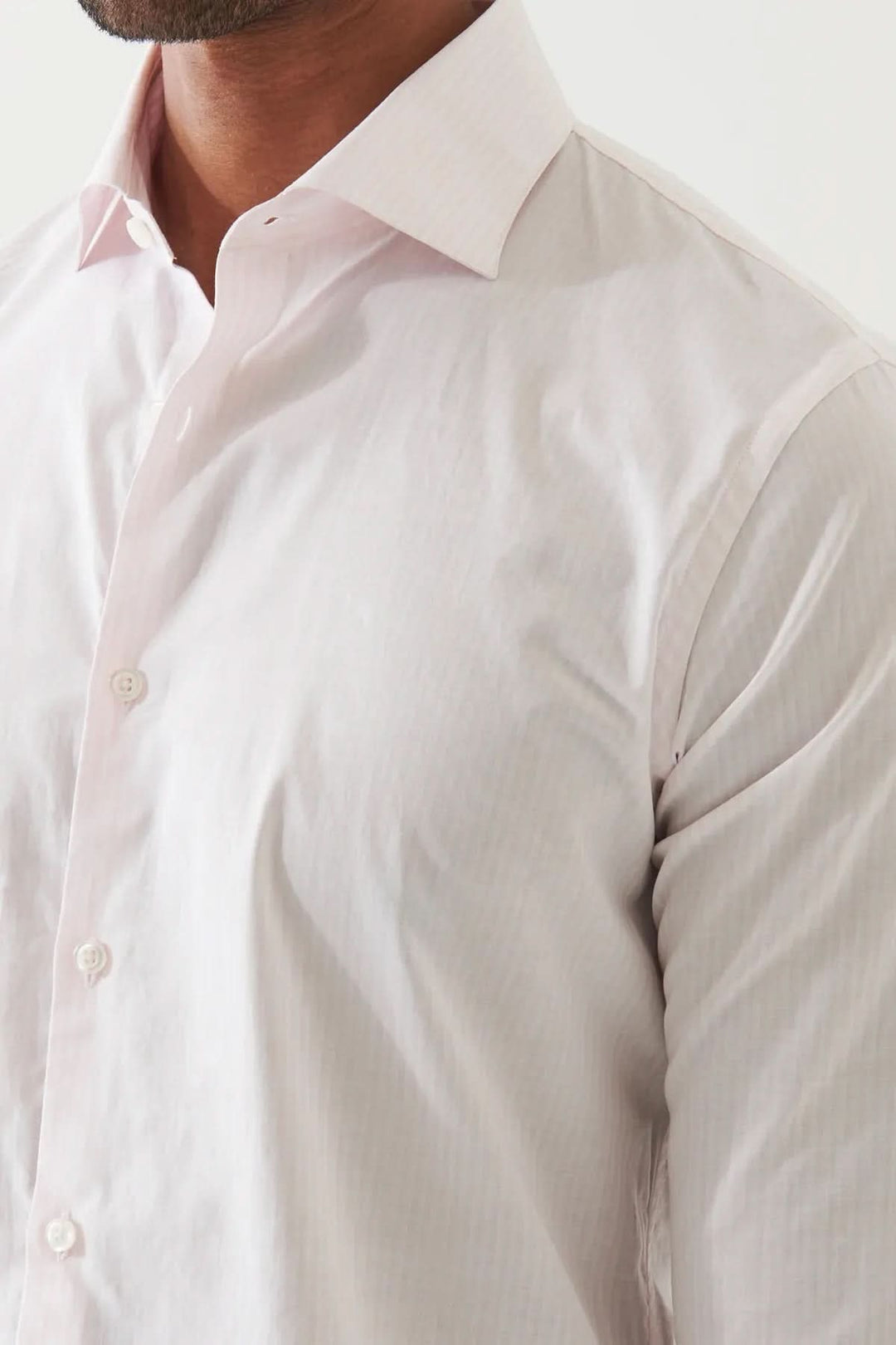 Chemise en coton à fines rayures, moderne et élégante pour un confort quotidien au bureau ou en sortie.