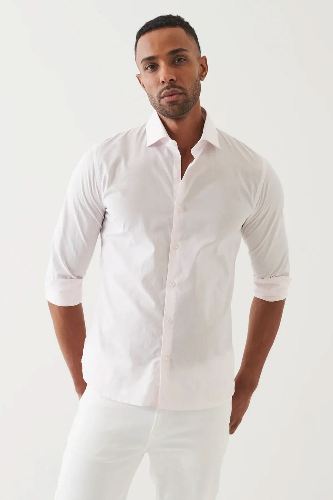 Chemise en coton à fines rayures pour homme, élégante et confortable, parfaite pour le bureau ou les sorties décontractées.