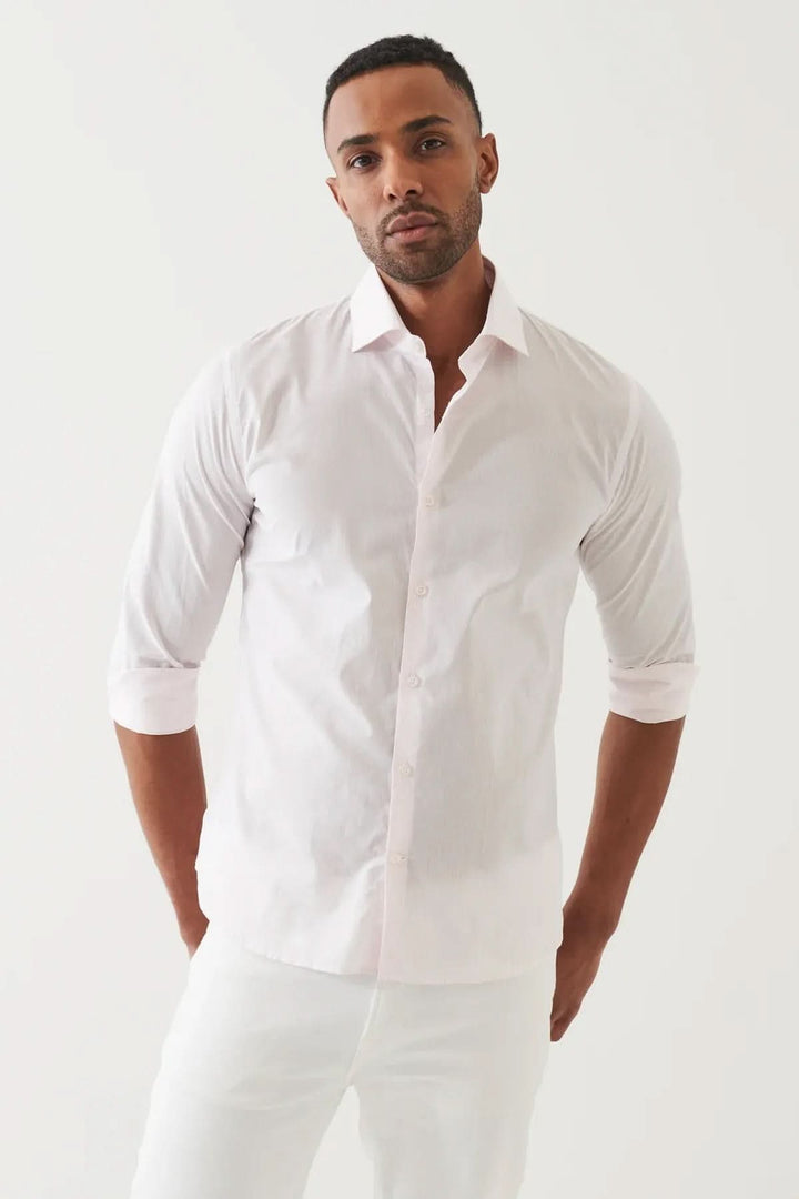 Chemise en coton à fines rayures pour homme, élégante et confortable, parfaite pour le bureau ou les sorties décontractées.