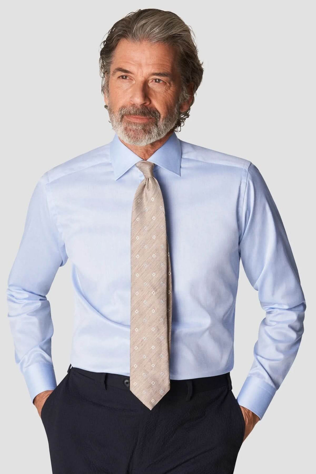 Homme portant une chemise en coton signature à col italien, élégante pour tenues professionnelles ou occasions habillées.