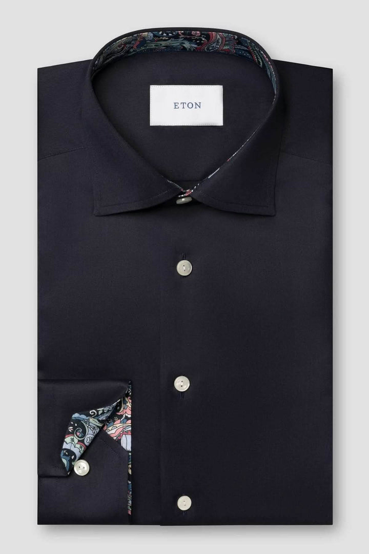 Chemise en coton twill avec détails cachemire, élégante chemise moderne avec imprimé cachemire intérieur, mode et sophistication.