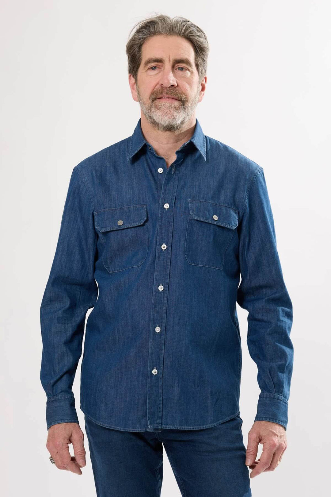 Chemise en denim pour homme avec poches, coupe droite et col classique, style décontracté et robuste.