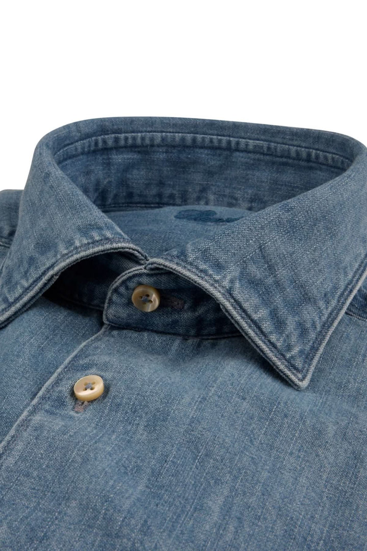 Chemise en denim poches poitrine et boutons nacrés avec col cut away.