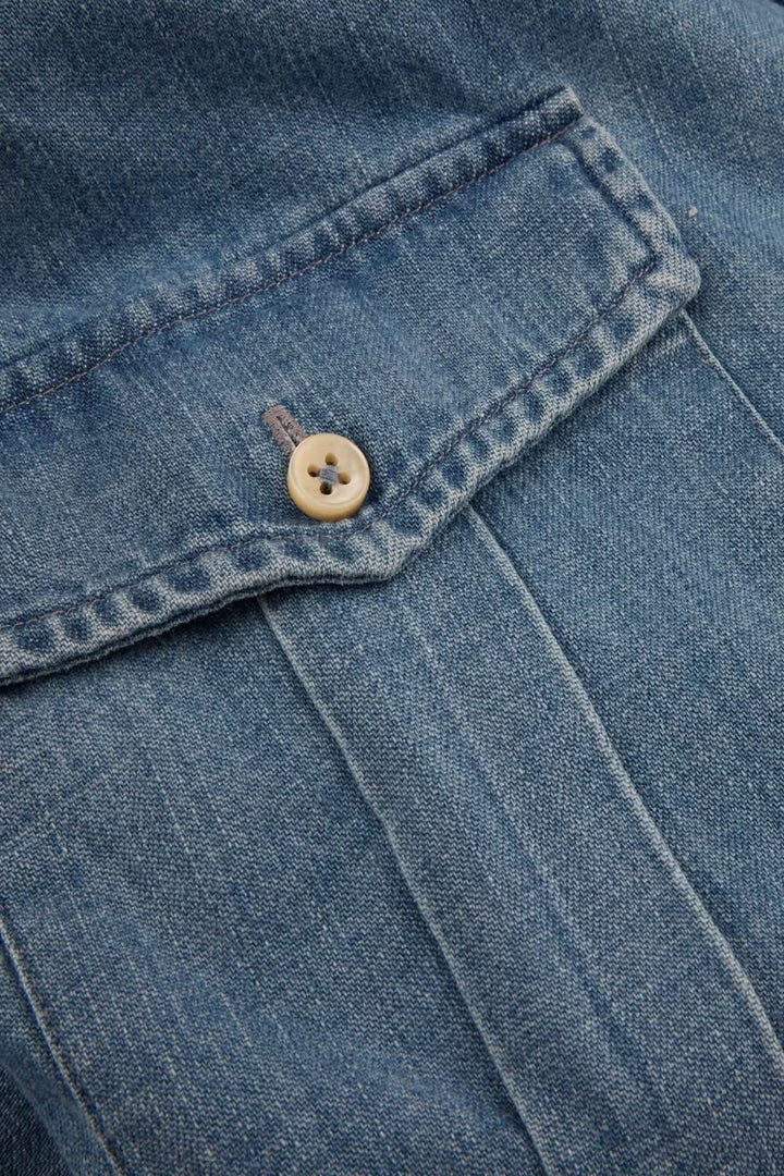 Chemise en denim poches poitrine et boutons nacrés avec détails de couture.