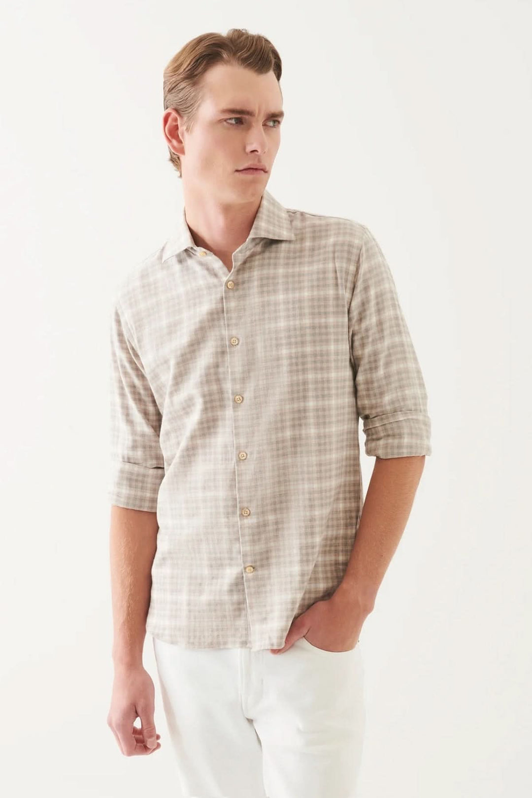Chemise en flanelle à carreaux beige, manches longues, coupe confortable, parfaite pour superposition.